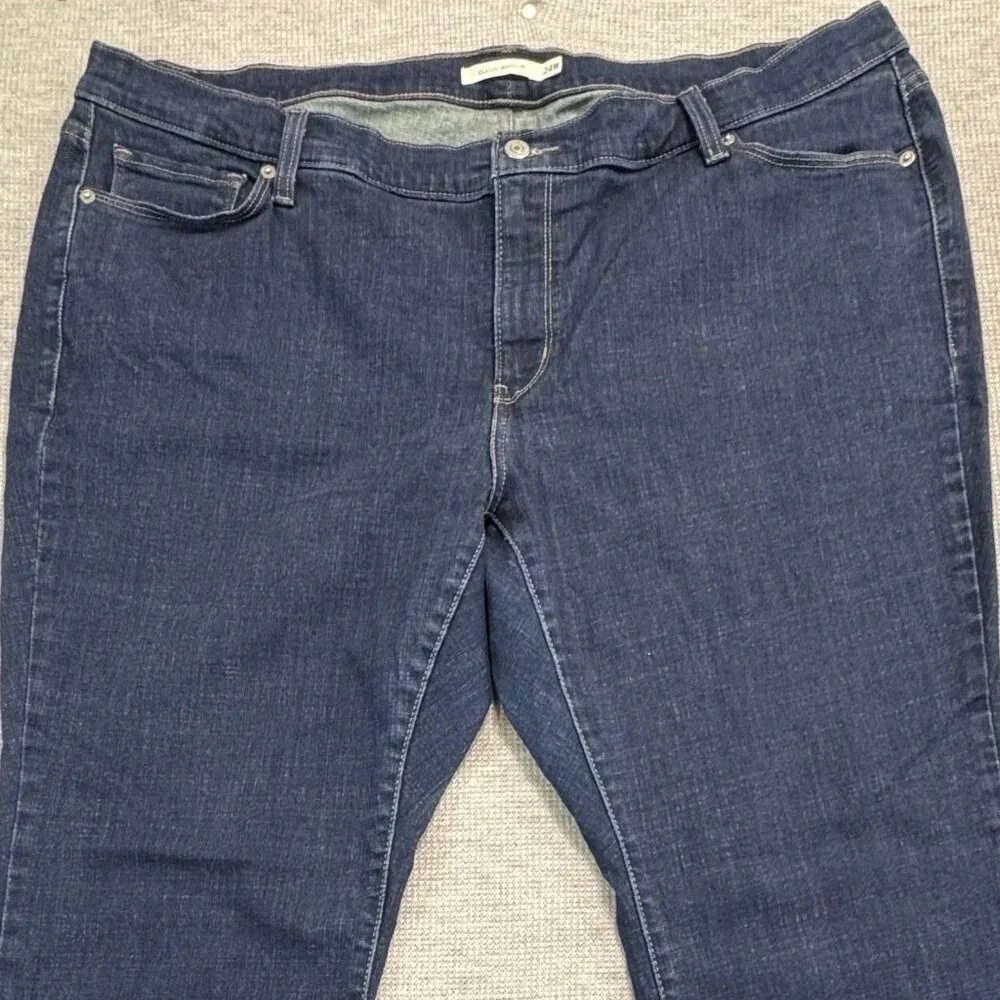 Levi Strauss Womens Classic Bootcut Jeans Size 24W Mid-Rise Dark Wash Denim - Picture 3 of 16